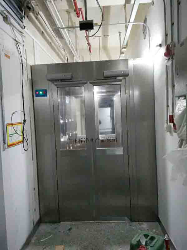 全自動(dòng)風(fēng)淋室又稱全自動(dòng)感應(yīng)風(fēng)淋門(mén)或者全自動(dòng)感應(yīng)人淋室