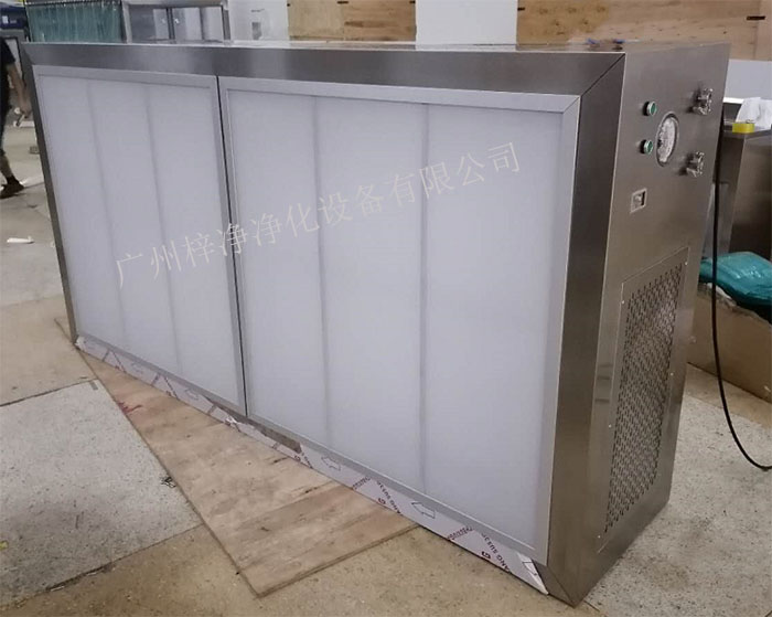 潔凈層流罩它主要由箱體、風機、初效空氣過濾器、高效空氣過濾器、阻尼層、燈具等組成。 潔凈層流罩它主要由箱體、風機、初效空氣過濾器、高效空氣過濾器、阻尼層、燈具等組成。