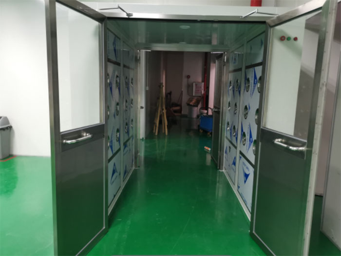 貨淋室是貨物進出潔凈室所必須的通道,貨淋室是沒有底板 貨淋室是貨物進出潔凈室所必須的通道,貨淋室是沒有底板