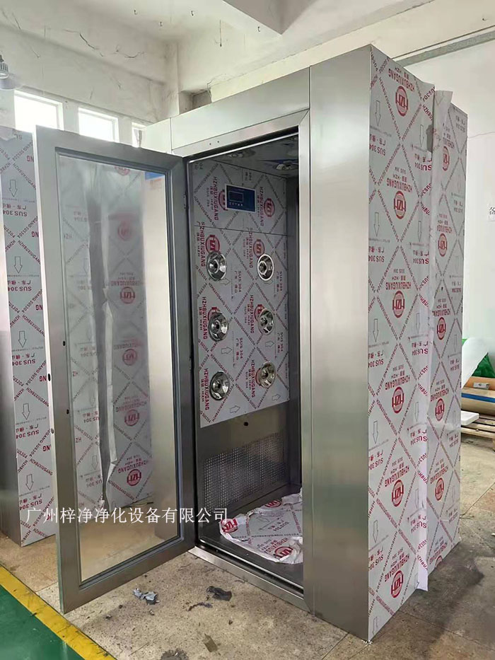風淋室的主要功能是通過高速氣流將塵埃和污物吹離工作人員的衣物和身體，從而確保進入潔凈室的環境符合規定的潔凈度標準。