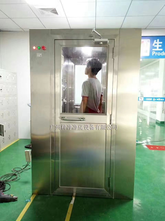 風淋室和貨淋室通常配備有集塵設備，如高效過濾器、吸塵器等。吹淋過程中脫落的灰塵和雜質會被這些設備收集。