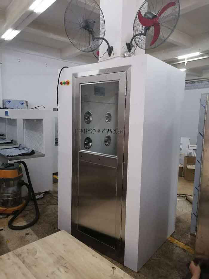 風淋室通過高速氣流的沖擊，使進入潔凈室的人員快速通過一個密封的空間