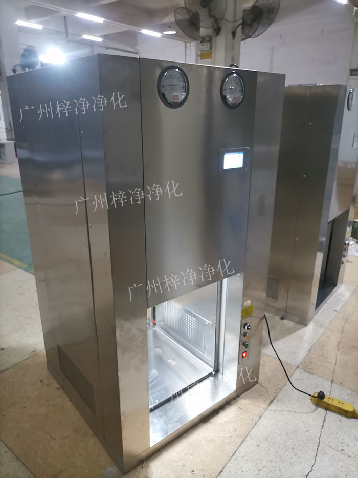 機(jī)器人機(jī)械臂傳遞窗是通過(guò)高精度的傳感器，實(shí)現(xiàn)機(jī)器人與傳遞窗的精準(zhǔn)對(duì)接。