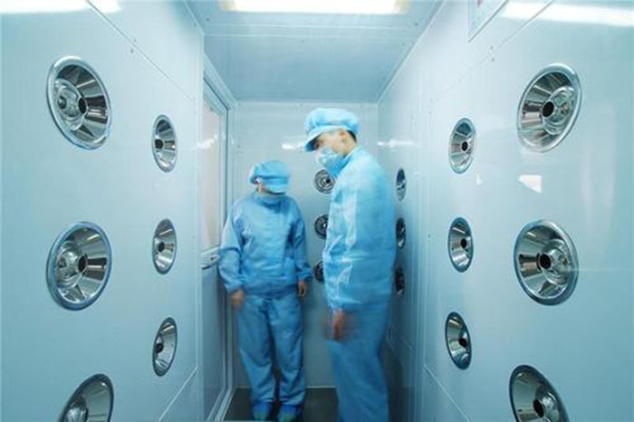 進入風淋室前,應(yīng)佩戴專用鞋套和帽子,鞋套應(yīng)與地面接觸面完全覆蓋,帽子則應(yīng)能覆蓋頭發(fā),防止頭發(fā)飛揚。 進入風淋室前,應(yīng)佩戴專用鞋套和帽子,鞋套應(yīng)與地面接觸面完全覆蓋,帽子則應(yīng)能覆蓋頭發(fā),防止頭發(fā)飛揚。