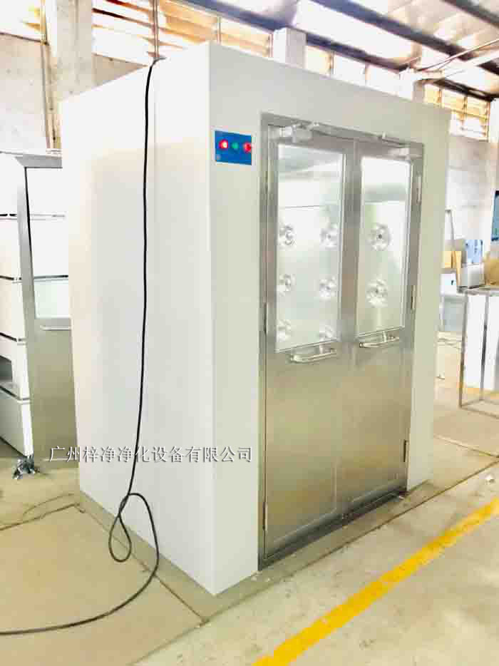 風(fēng)淋室是潔凈室中的重要設(shè)備,風(fēng)淋室主要用于去除進(jìn)入潔凈室的人員或物料表面的塵埃和微生物,保證潔凈室內(nèi)的空氣質(zhì)量和環(huán)境穩(wěn)定性。 風(fēng)淋室是潔凈室中的重要設(shè)備,風(fēng)淋室主要用于去除進(jìn)入潔凈室的人員或物料表面的塵埃和微生物,保證潔凈室內(nèi)的空氣質(zhì)量和環(huán)境穩(wěn)定性。