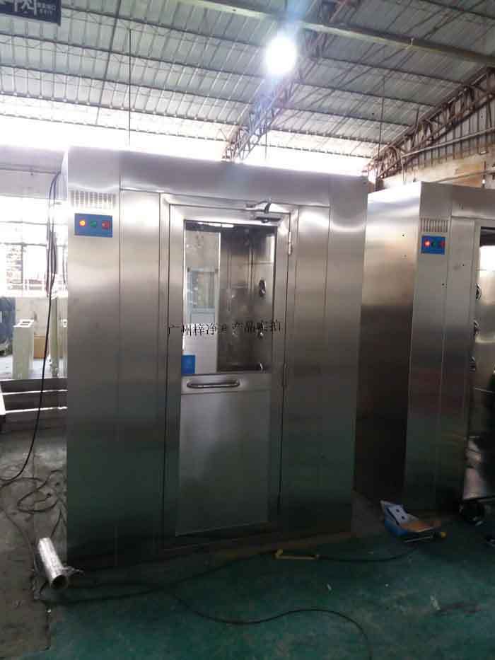 風淋室在潔凈室半導體、藥品生產、食品加工等行業中扮演著至關重要, 風淋室在潔凈室半導體、藥品生產、食品加工等行業中扮演著至關重要,