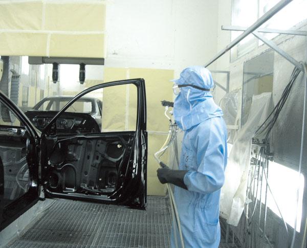 汽車涂裝車間生產(chǎn)工人穿著防靜電連體服正在工作
汽車涂裝車間生產(chǎn)工人穿著防靜電連體服正在工作